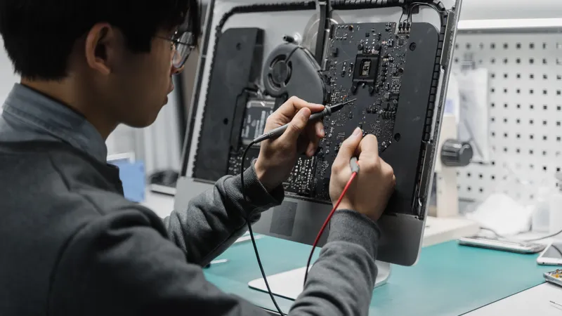 用工具拆装显示器背板的手